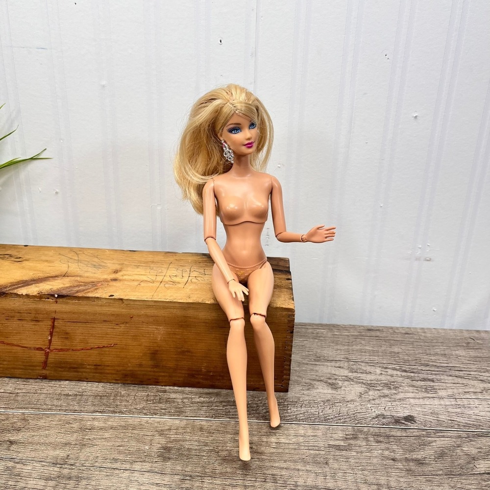 Barbie Style Life in the Dream House 2012 Y7437 Articulated Doll